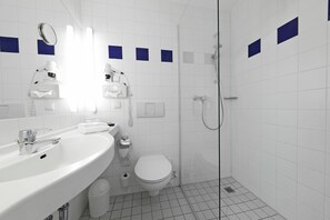 Dusche, kostenlose Toilettenartikel, Haartrockner, Handtücher