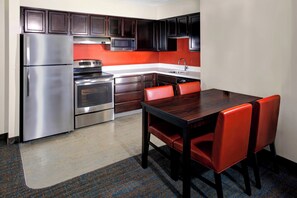Suite, 2 chambres, foyer | Cuisine privée | Réfrigérateur, four à micro-ondes, lave-vaisselle, cafetière-théière