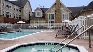 Un espace piscine avec un indicateur de profondeur de 3 pieds, des chaises longues et une clôture blanche.