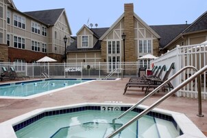 Una piscina al aire libre de temporada