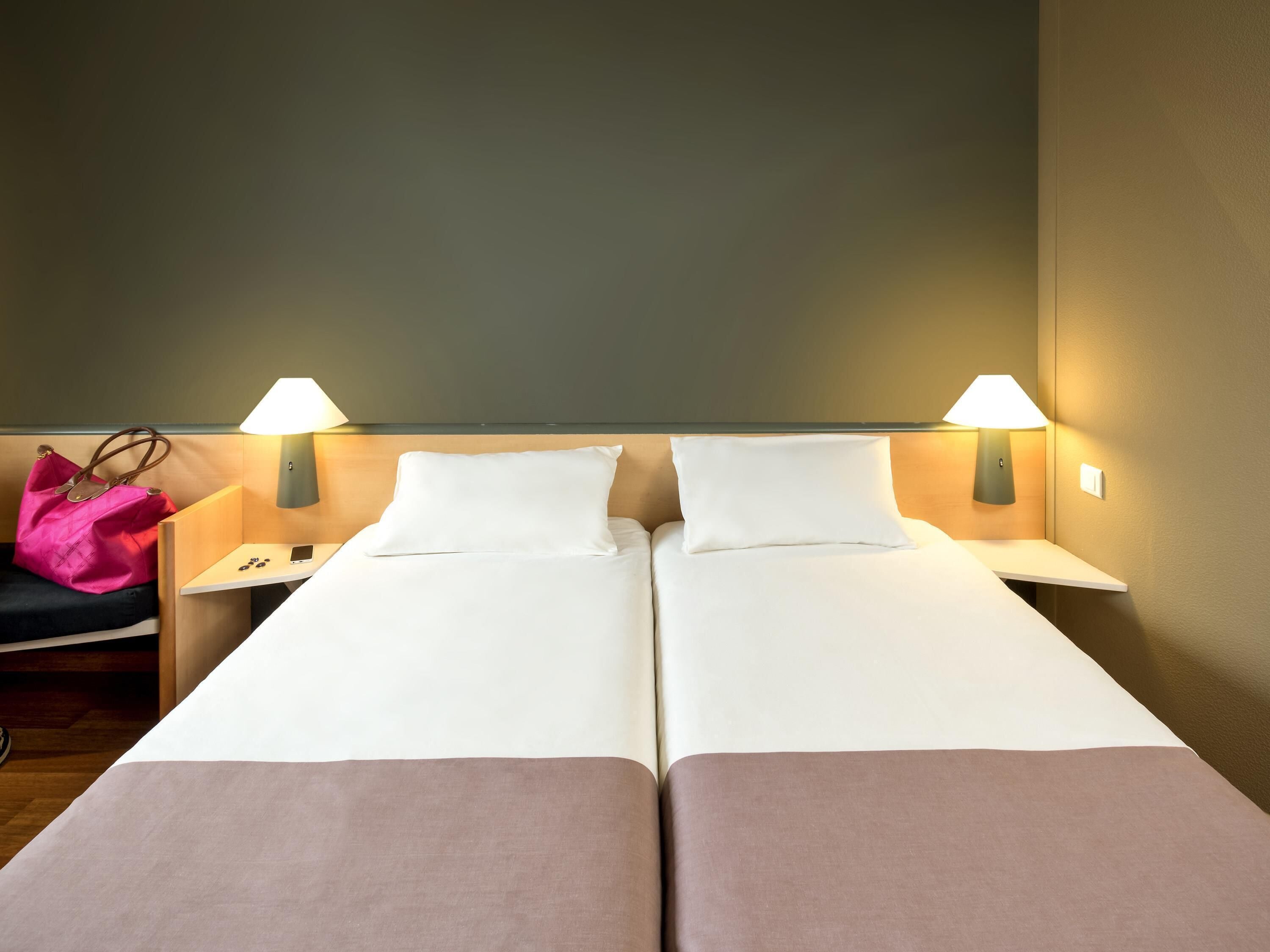 Coffres-forts dans les chambres, bureau, Wi-Fi gratuit, draps fournis