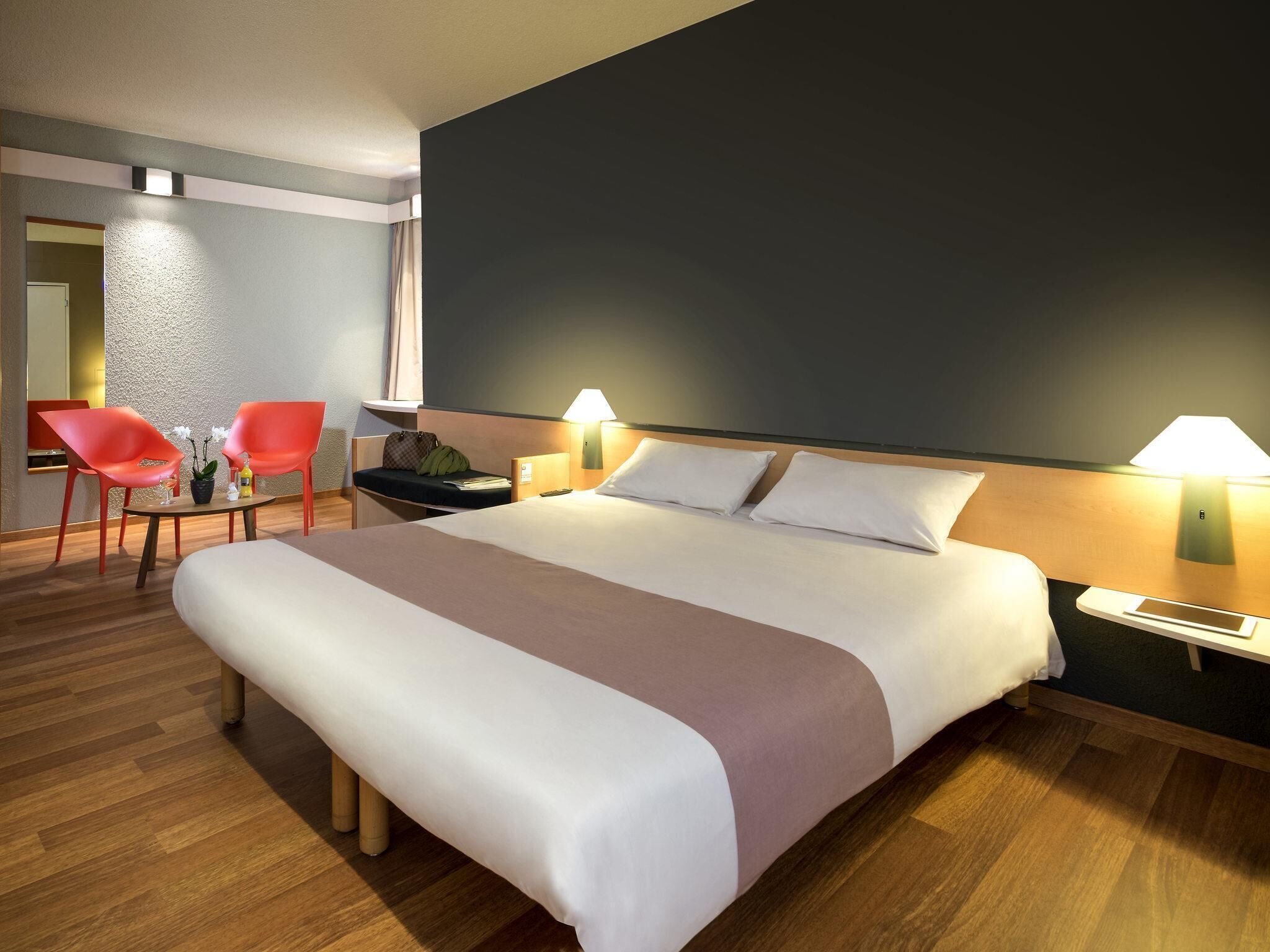 Habitación superior, varias camas | Caja fuerte, escritorio, wifi gratis y ropa de cama