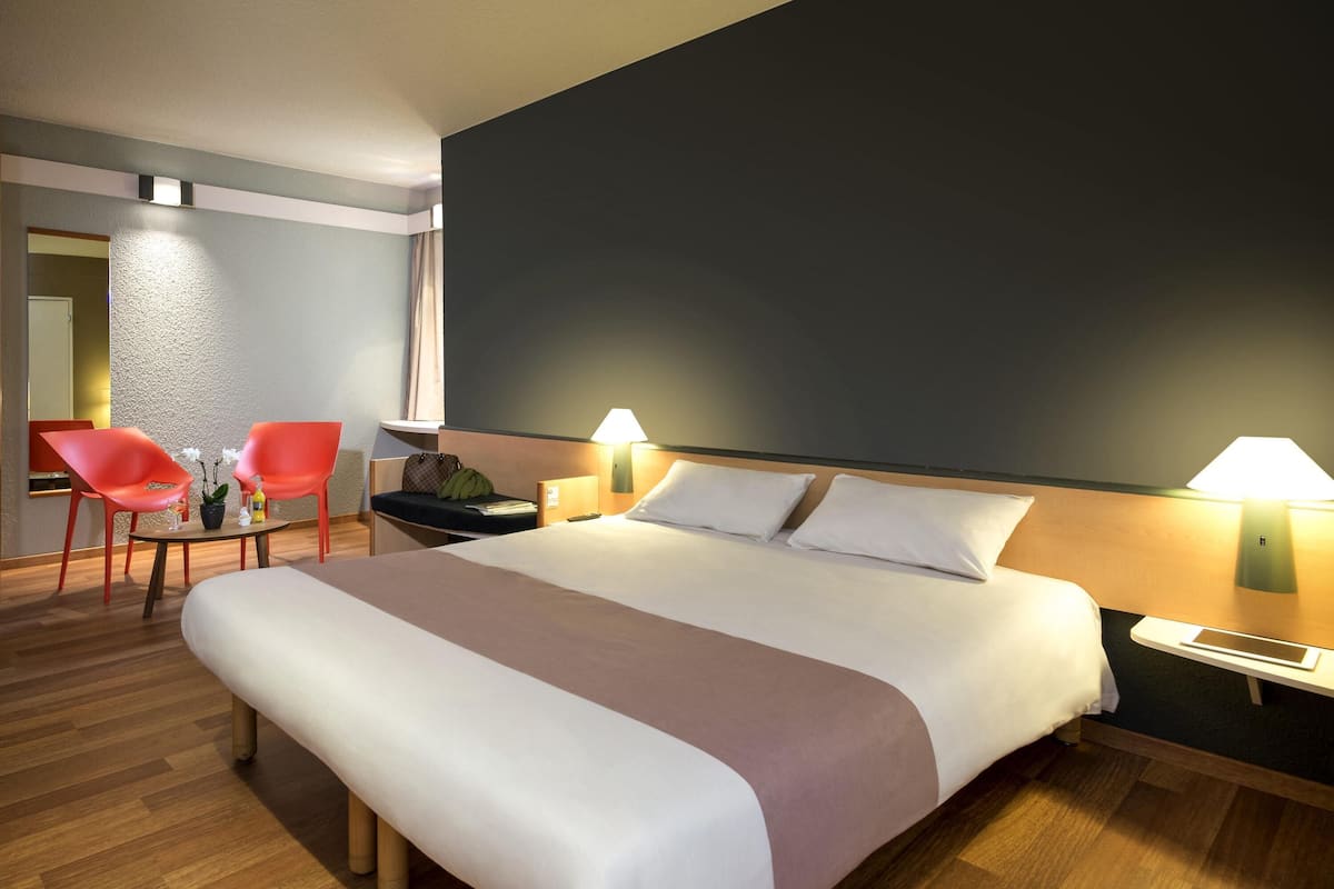 In-room safe, desk, WiFi (free), bed sheets