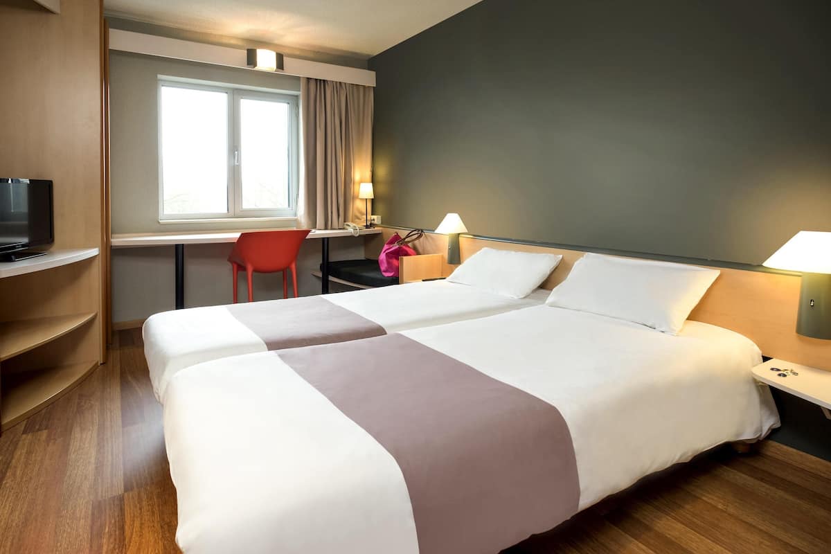 Quarto duplo, 2 camas de solteiro | Cofres nos quartos, escrivaninha, Wi-Fi de cortesia, roupa de cama