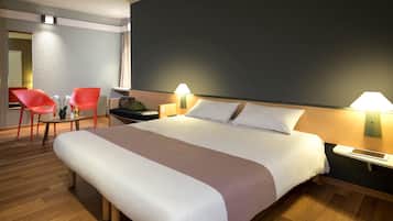 Een kluis op de kamer, een bureau, gratis wifi, beddengoed