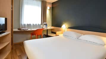 Room, 1 Double Bed | In-room safe, desk, free WiFi, bed sheets