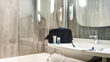Superior kamer, meerdere bedden | Een kluis op de kamer, een bureau, gratis wifi, beddengoed
