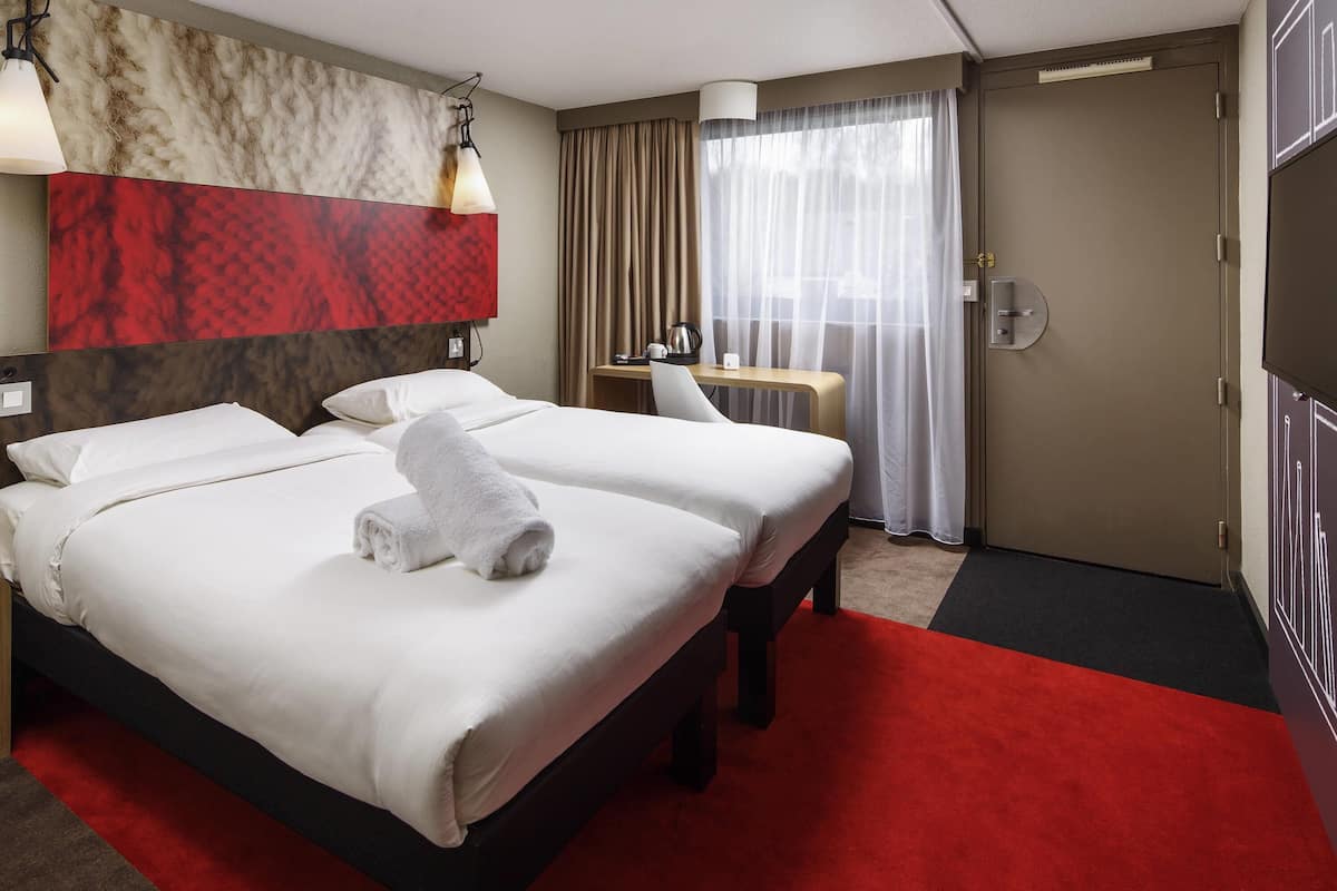 Camera con 2 letti singoli, 2 letti singoli | Materassi in memory foam, una scrivania, tende oscuranti, Wi-Fi gratuito