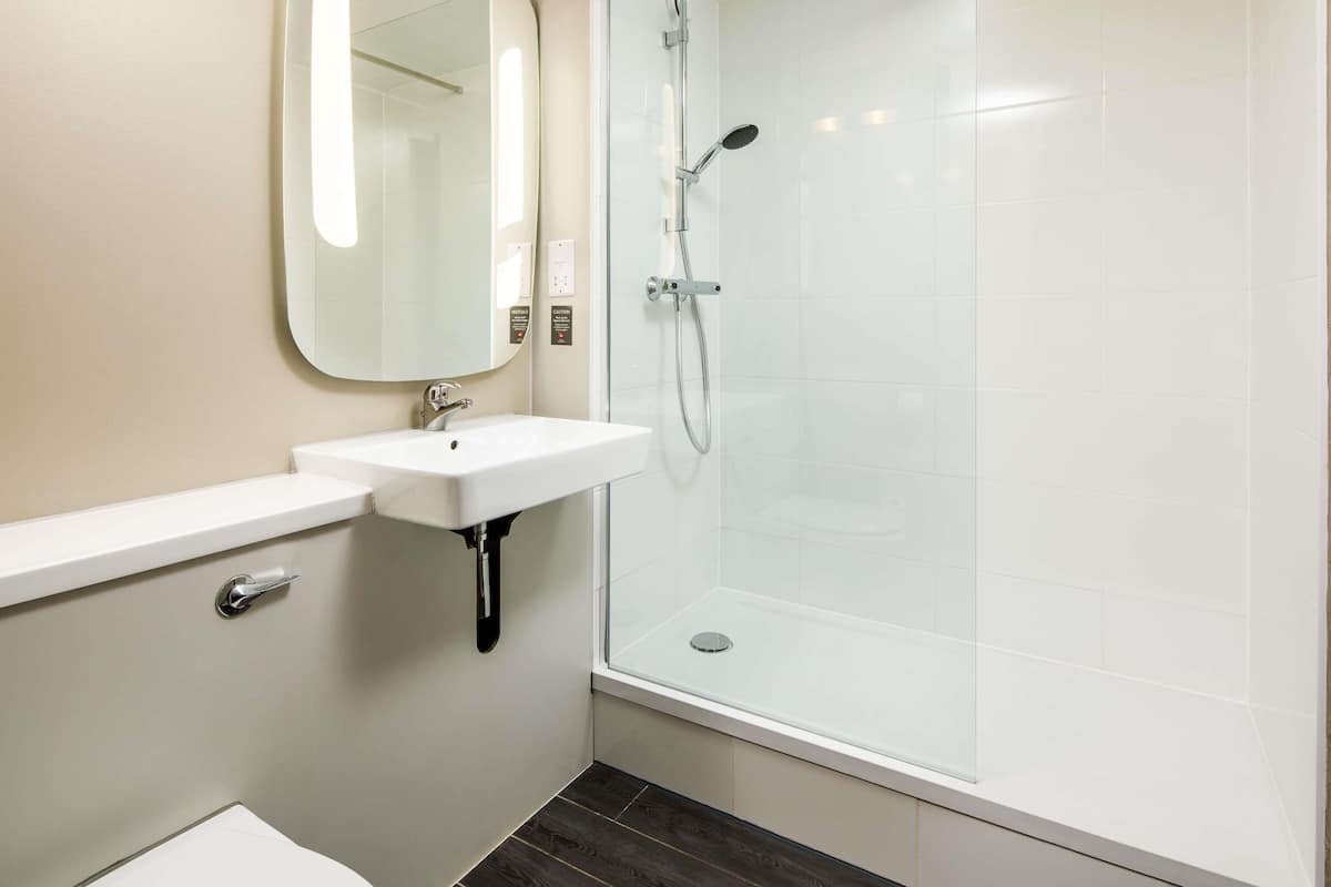 Camera, 1 letto matrimoniale | Materassi in memory foam, una scrivania, tende oscuranti, Wi-Fi gratuito