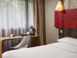 Memory foam beds, desk, blackout drapes, free WiFi - ibis Coventry South (Coventry)