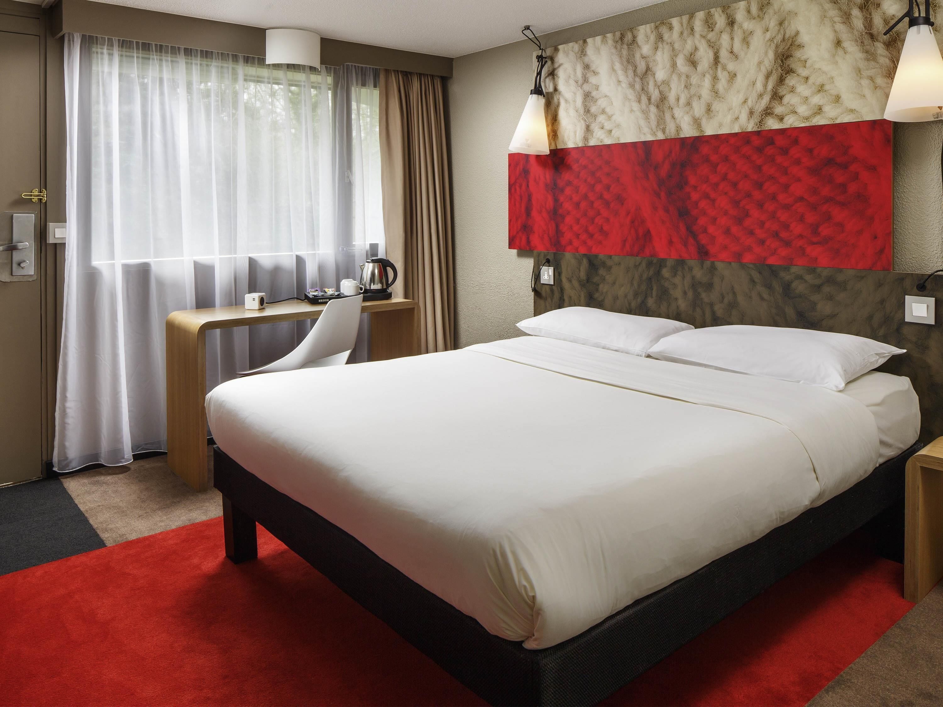 Camas con efecto memoria, escritorio, cortinas blackout y wifi gratis 