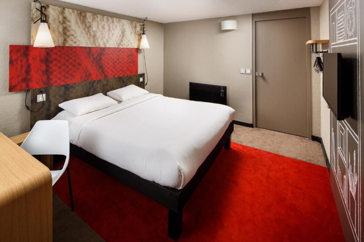 Family Room, 2 Double Beds | Memory-foam beds, desk, blackout curtains, free WiFi