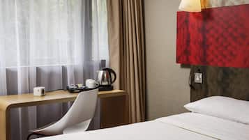 Memory foam-senger, skrivebord, blendingsgardiner og wi-fi (inkludert)