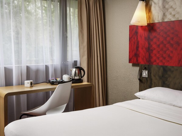 Memory foam beds, desk, blackout drapes, free WiFi - ibis Coventry South (Coventry)