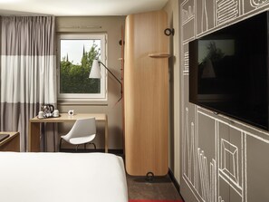 Escritorio, sistema de insonorización y tabla de planchar con plancha