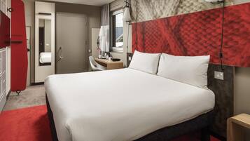 Desk, soundproofing, iron/ironing board, free WiFi