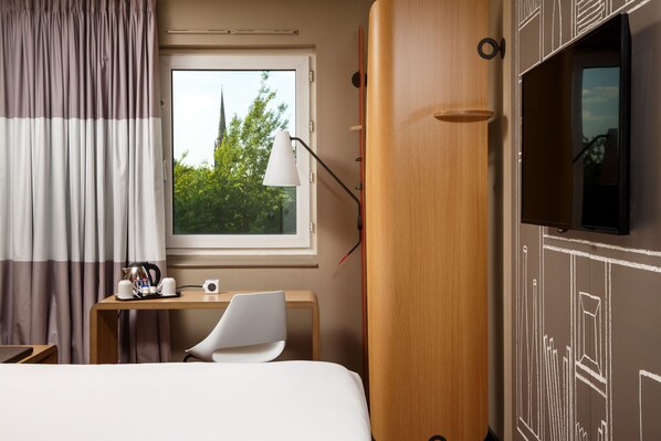 Twin Room, 2 Twin Beds | Television - ibis Coventry Centre (Coventry)