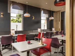ランチ、ディナーに営業