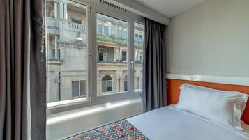 Caja de seguridad en la habitación y cunas