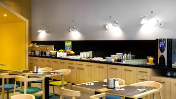 Daily buffet breakfast (HUF 3000 per person)