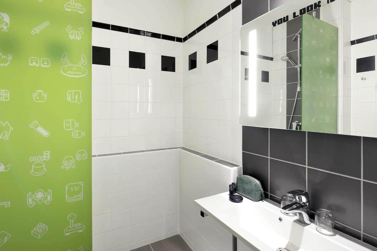 Habitación doble, 1 cama matrimonial (Eco) | Caja de seguridad en la habitación, escritorio y cortinas blackout