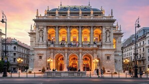 Un edificio imponente con múltiples arcos y estatuas, probablemente un lugar de interés histórico o cultural.