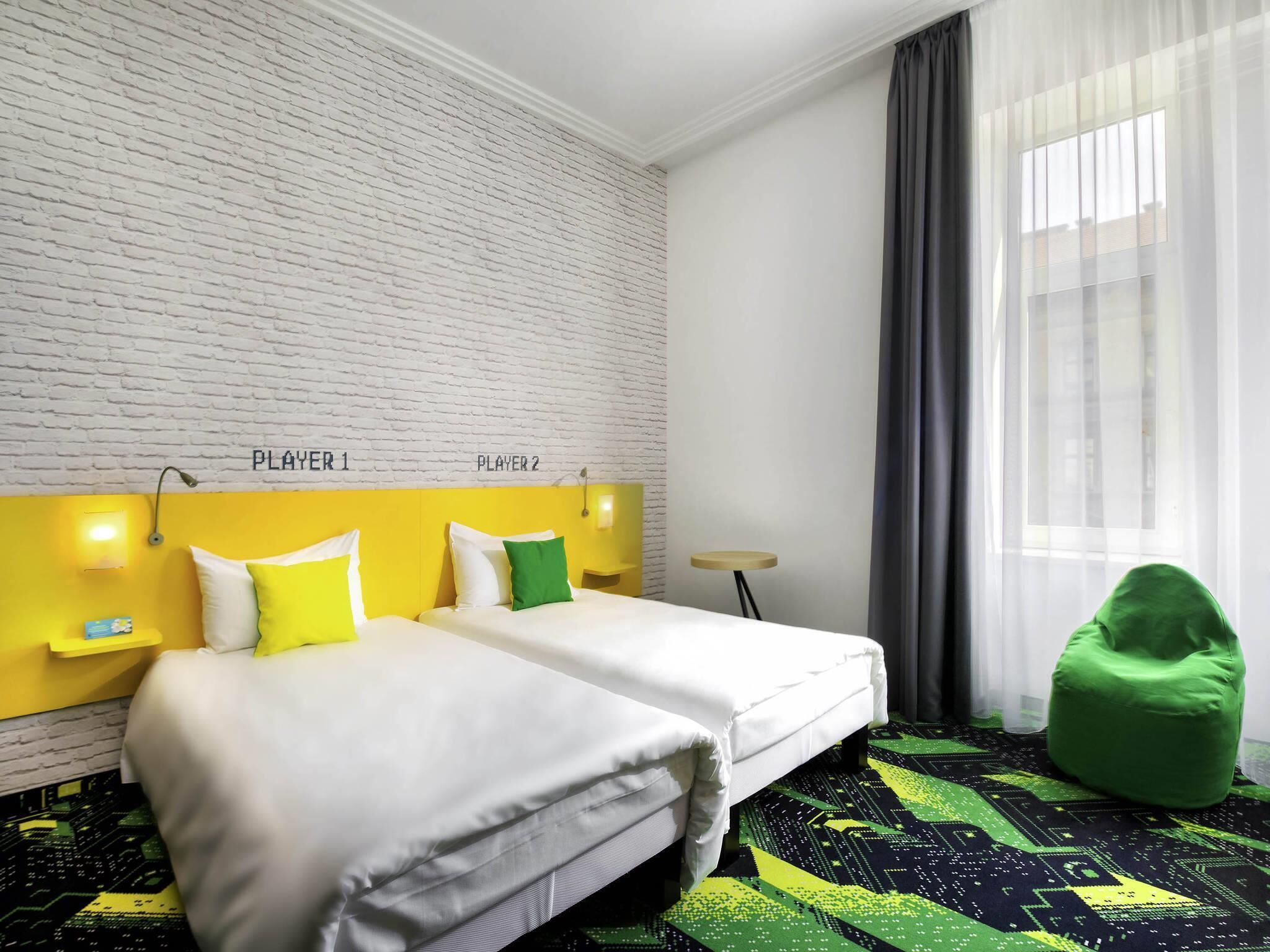Quarto design, 2 camas de solteiro | Cofres nos quartos, escrivaninha, cortinas blackout