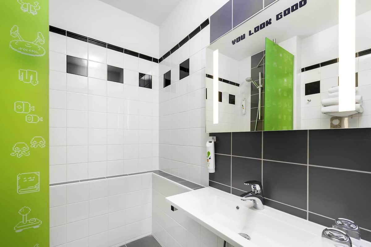 Habitación familiar doble, 1 cama doble con sofá cama | Caja fuerte, escritorio, cortinas opacas y sistema de insonorización