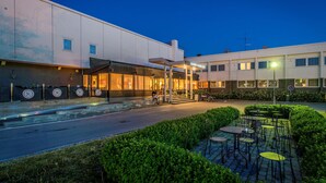 Un hotel con terraza y entrada cubierta.