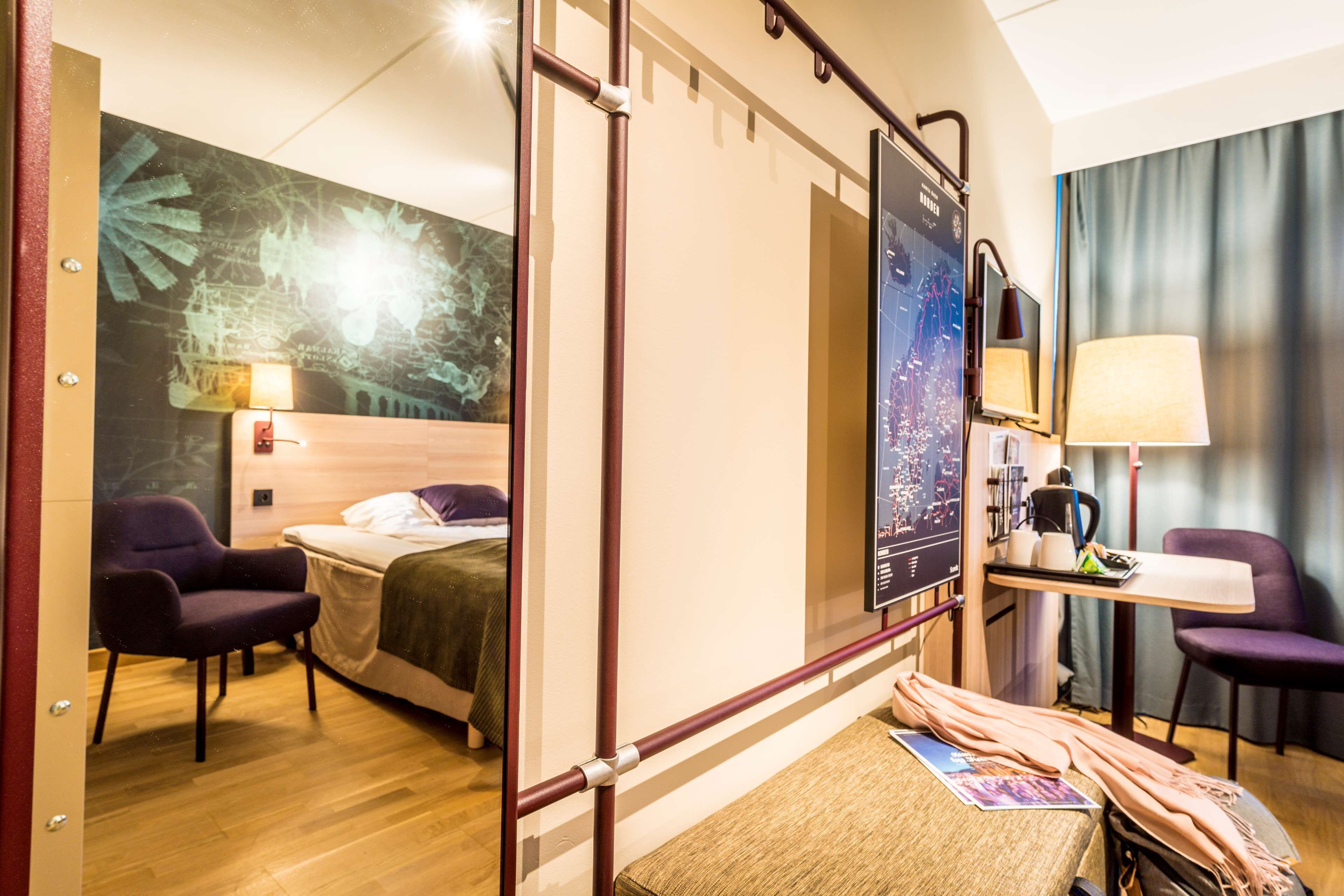 ファミリー ルーム | セーフティボックス (室内)、デスク、遮光カーテン、アイロン / アイロン台