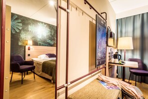 Caja de seguridad en la habitación, escritorio y cortinas blackout