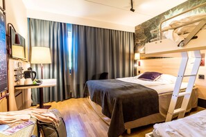 Familienzimmer | Zimmersafe, Schreibtisch, Verdunkelungsvorhänge, Bügeleisen/Bügelbrett