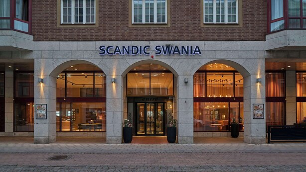 Entrada de un hotel con un letrero que dice "SCANDIC SWANIA".