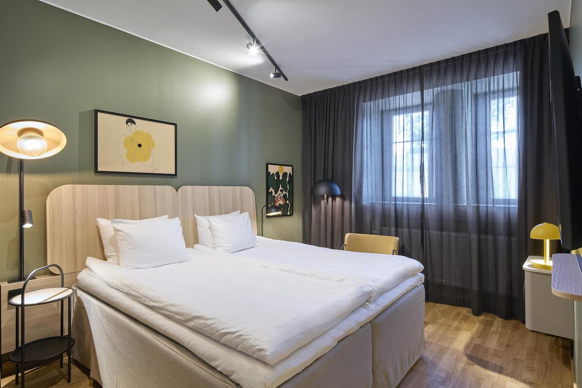 Camera Superior, 1 letto king | Una scrivania, ferro/asse da stiro, Wi-Fi gratuito, lenzuola