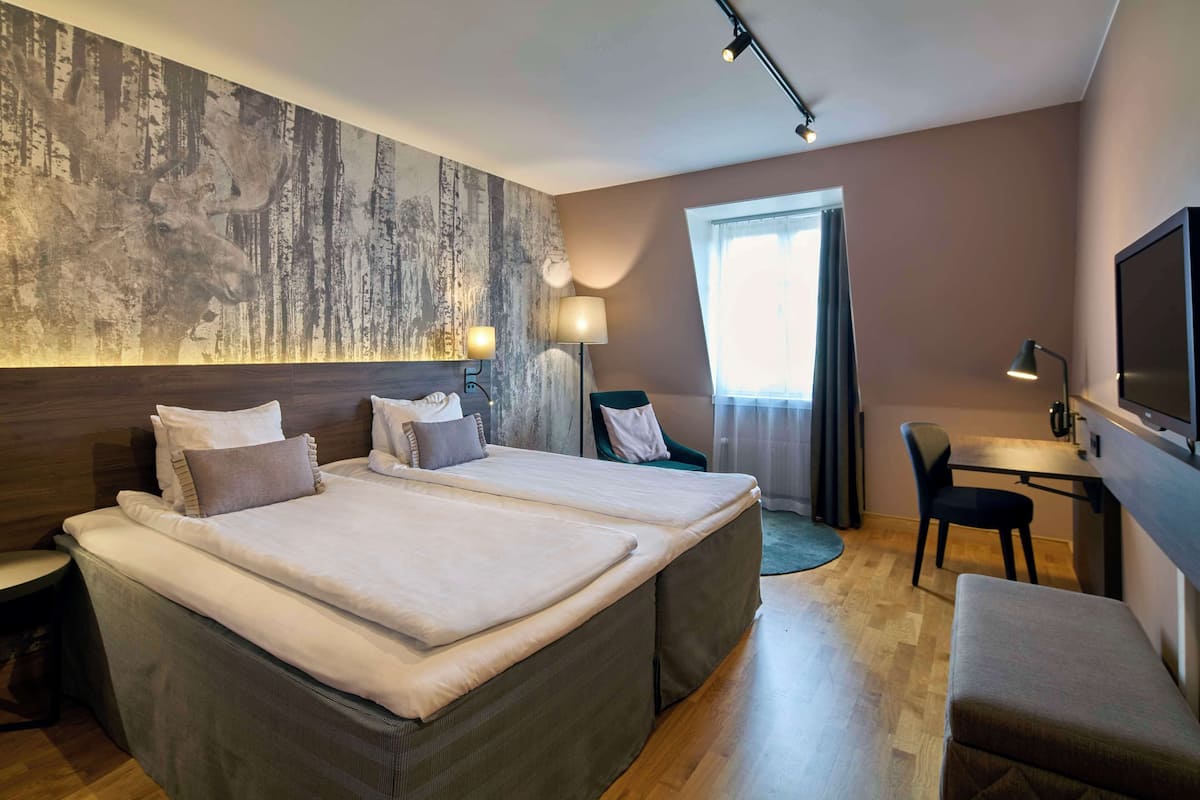 Superior Room, 1 King Bed | Desk, iron/ironing board, free WiFi, bed sheets