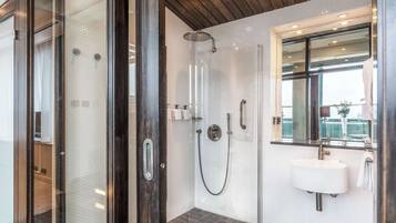 Presidential Suite | Bathroom | Free toiletries, hair dryer, bidet, towels