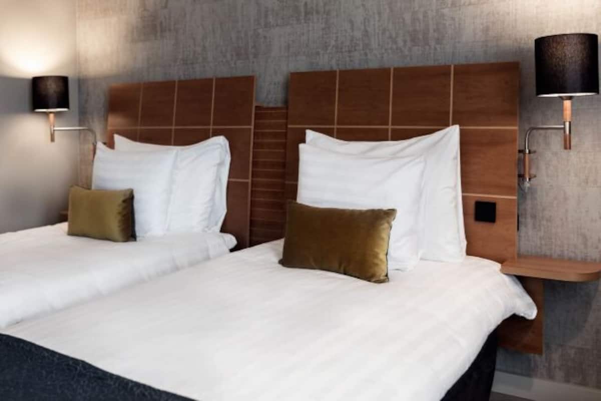 Minibar, in-room safe, desk, iron/ironing board