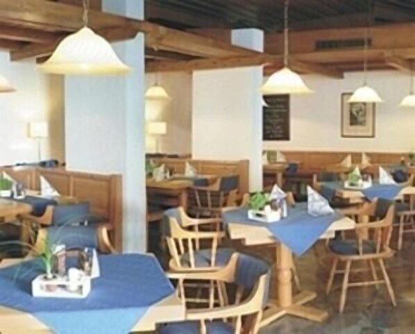 Breakfast, lunch, dinner served; local cuisine, al fresco dining 