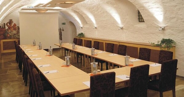 A conference room with a long table, chairs, and a white textured wall. - Lamm Hotel & Restaurant (Hoechberg)