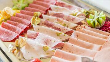 فطور أوروبي يوميًا بتكلفة قدرها (22 EUR للشخص)