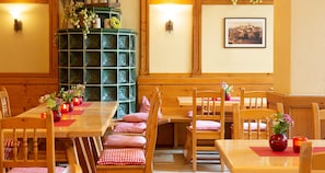 2 restaurants, breakfast, dinner served; international cuisine
