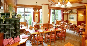 2 restaurants, breakfast, dinner served; international cuisine 