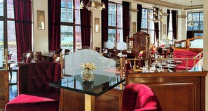 2 restaurants; breakfast and dinner served 