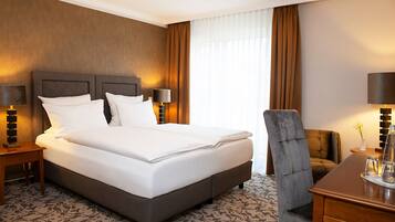 ملاءات للفراش لا تسبب الحساسية وخزنة داخل الغرفة ومكتب