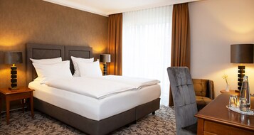 Comfort Room | Hypo-allergenic bedding, in-room safe, desk, laptop workspace