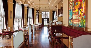 2 間餐廳，供應早餐和晚餐，國際料理