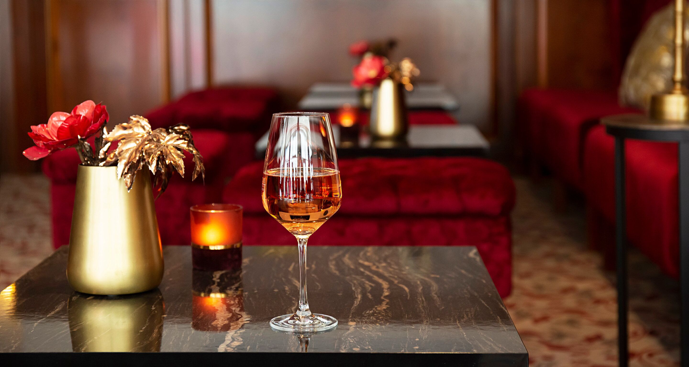 Bar (trong khuôn viên)