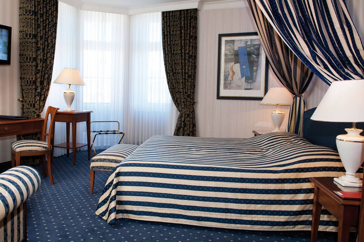Superior Room | Hypo-allergenic bedding available, in-room safe, desk, laptop workspace