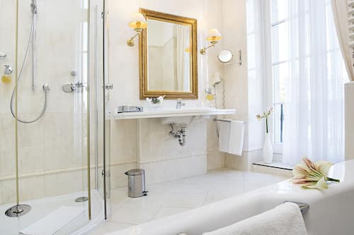 Junior suite | Badkamer | milieuvriendelijk toiletgerief, een haardroger, handdoeken