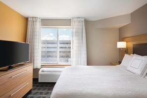 高級寝具、羽毛の掛け布団、ピロートップベッド、デスク